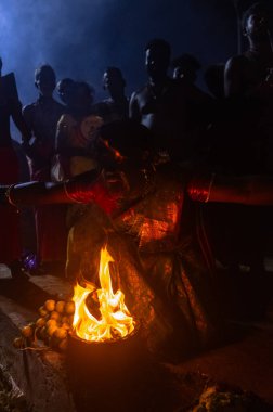 Kulashekharapatnam, Tamilnadu, Hindistan - 12 Ekim 2024: Kulasai, Hint dindar portresi boyalı yüz ve bir tarikat karakteri gibi giyinmiş kulasai dasara festivalinin gece ayinlerini gerçekleştirmek için.