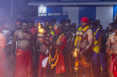 Kulashekharapatnam, Tamilnadu, Hindistan - 12 Ekim 2024: Kulasai, Hint dindar portresi boyalı yüz ve bir tarikat karakteri gibi giyinmiş kulasai dasara festivalinin gece ayinlerini gerçekleştirmek için.