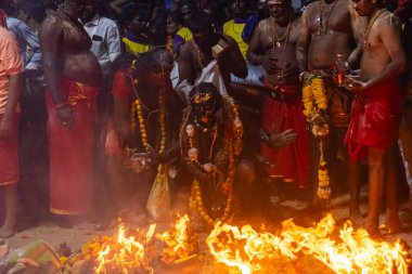 Kulashekharapatnam, Tamilnadu, Hindistan - 12 Ekim 2024: Kulasai, Hint dindar portresi boyalı yüz ve bir tarikat karakteri gibi giyinmiş kulasai dasara festivalinin gece ayinlerini gerçekleştirmek için.