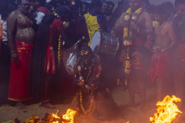 Kulashekharapatnam, Tamilnadu, Hindistan - 12 Ekim 2024: Kulasai, Hint dindar portresi boyalı yüz ve bir tarikat karakteri gibi giyinmiş kulasai dasara festivalinin gece ayinlerini gerçekleştirmek için.