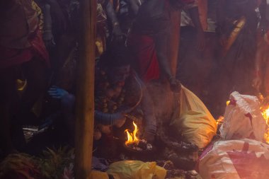 Kulashekharapatnam, Tamilnadu, Hindistan - 12 Ekim 2024: Kulasai, Hint dindar portresi boyalı yüz ve bir tarikat karakteri gibi giyinmiş kulasai dasara festivalinin gece ayinlerini gerçekleştirmek için.