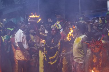 Kulashekharapatnam, Tamilnadu, Hindistan - 12 Ekim 2024: Kulasai, Hint dindar portresi boyalı yüz ve bir tarikat karakteri gibi giyinmiş kulasai dasara festivalinin gece ayinlerini gerçekleştirmek için.