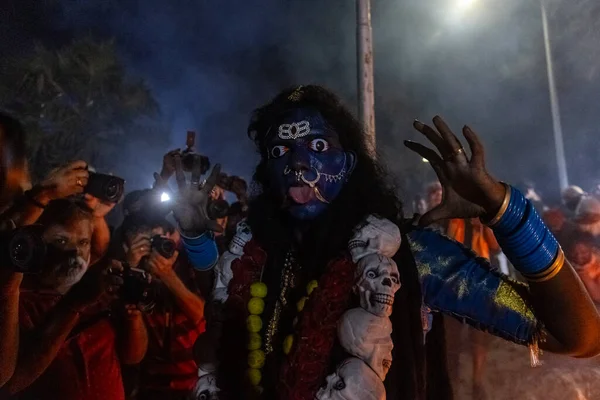 Kulashekharapatnam, Tamilnadu, Hindistan - 12 Ekim 2024: Kulasai, Hint dindar portresi boyalı yüz ve bir tarikat karakteri gibi giyinmiş kulasai dasara festivalinin gece ayinlerini gerçekleştirmek için.