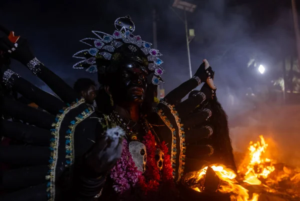 Kulashekharapatnam, Tamilnadu, Hindistan - 12 Ekim 2024: Kulasai, Hint dindar portresi boyalı yüz ve bir tarikat karakteri gibi giyinmiş kulasai dasara festivalinin gece ayinlerini gerçekleştirmek için.