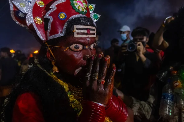 Kulashekharapatnam, Tamilnadu, Hindistan - 12 Ekim 2024: Kulasai, Hint dindar portresi boyalı yüz ve bir tarikat karakteri gibi giyinmiş kulasai dasara festivalinin gece ayinlerini gerçekleştirmek için.