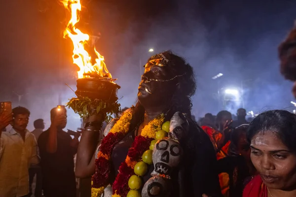 Kulashekharapatnam, Tamilnadu, Hindistan - 12 Ekim 2024: Kulasai, Hint dindar portresi boyalı yüz ve bir tarikat karakteri gibi giyinmiş kulasai dasara festivalinin gece ayinlerini gerçekleştirmek için.