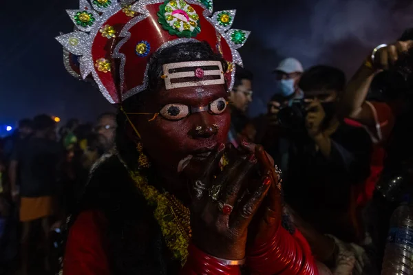 Kulashekharapatnam, Tamilnadu, Hindistan - 12 Ekim 2024: Kulasai, Hint dindar portresi boyalı yüz ve bir tarikat karakteri gibi giyinmiş kulasai dasara festivalinin gece ayinlerini gerçekleştirmek için.