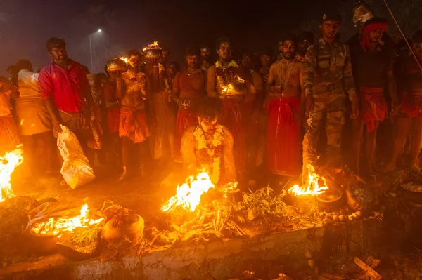 Kulashekharapatnam, Tamilnadu, Hindistan - 12 Ekim 2024: Kulasai, Hint dindar portresi boyalı yüz ve bir tarikat karakteri gibi giyinmiş kulasai dasara festivalinin gece ayinlerini gerçekleştirmek için.