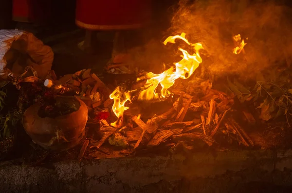 Kulashekharapatnam, Tamilnadu, Hindistan - 12 Ekim 2024: Kulasai, Hint dindar portresi boyalı yüz ve bir tarikat karakteri gibi giyinmiş kulasai dasara festivalinin gece ayinlerini gerçekleştirmek için.