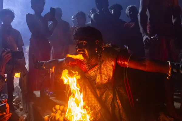 Kulashekharapatnam, Tamilnadu, Hindistan - 12 Ekim 2024: Kulasai, Hint dindar portresi boyalı yüz ve bir tarikat karakteri gibi giyinmiş kulasai dasara festivalinin gece ayinlerini gerçekleştirmek için.