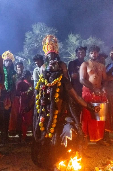 Kulashekharapatnam, Tamilnadu, Hindistan - 12 Ekim 2024: Kulasai, Hint dindar portresi boyalı yüz ve bir tarikat karakteri gibi giyinmiş kulasai dasara festivalinin gece ayinlerini gerçekleştirmek için.