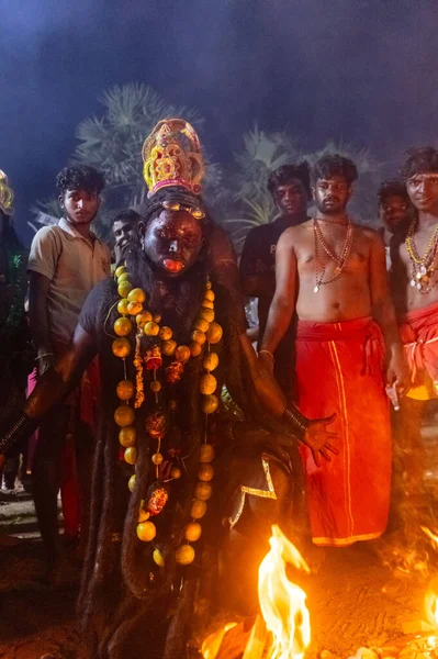 Kulashekharapatnam, Tamilnadu, Hindistan - 12 Ekim 2024: Kulasai, Hint dindar portresi boyalı yüz ve bir tarikat karakteri gibi giyinmiş kulasai dasara festivalinin gece ayinlerini gerçekleştirmek için.