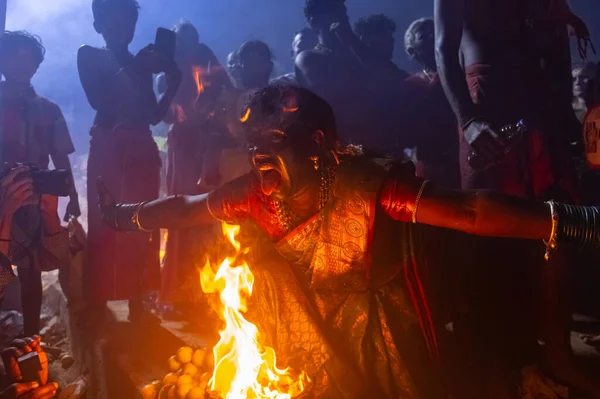 Kulashekharapatnam, Tamilnadu, Hindistan - 12 Ekim 2024: Kulasai, Hint dindar portresi boyalı yüz ve bir tarikat karakteri gibi giyinmiş kulasai dasara festivalinin gece ayinlerini gerçekleştirmek için.