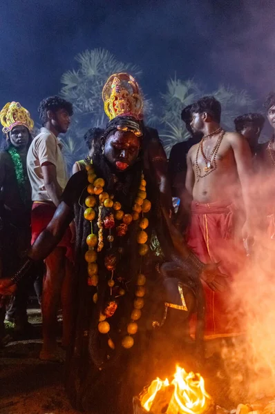 Kulashekharapatnam, Tamilnadu, Hindistan - 12 Ekim 2024: Kulasai, Hint dindar portresi boyalı yüz ve bir tarikat karakteri gibi giyinmiş kulasai dasara festivalinin gece ayinlerini gerçekleştirmek için.