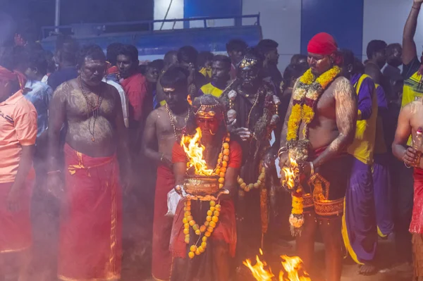 Kulashekharapatnam, Tamilnadu, Hindistan - 12 Ekim 2024: Kulasai, Hint dindar portresi boyalı yüz ve bir tarikat karakteri gibi giyinmiş kulasai dasara festivalinin gece ayinlerini gerçekleştirmek için.