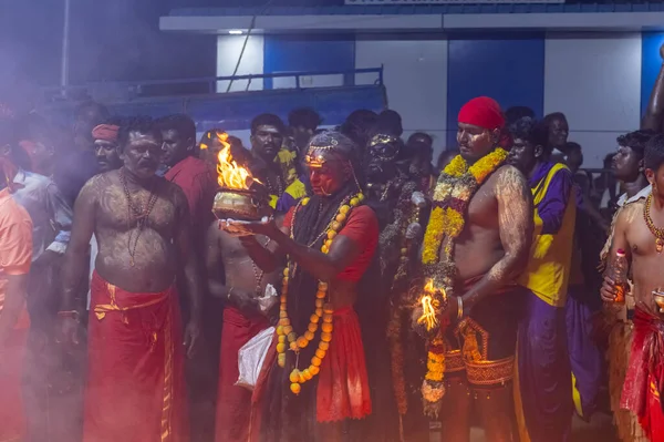 Kulashekharapatnam, Tamilnadu, Hindistan - 12 Ekim 2024: Kulasai, Hint dindar portresi boyalı yüz ve bir tarikat karakteri gibi giyinmiş kulasai dasara festivalinin gece ayinlerini gerçekleştirmek için.