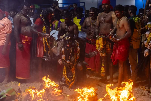 Kulashekharapatnam, Tamilnadu, Hindistan - 12 Ekim 2024: Kulasai, Hint dindar portresi boyalı yüz ve bir tarikat karakteri gibi giyinmiş kulasai dasara festivalinin gece ayinlerini gerçekleştirmek için.