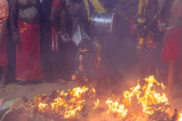 Kulashekharapatnam, Tamilnadu, Hindistan - 12 Ekim 2024: Kulasai, Hint dindar portresi boyalı yüz ve bir tarikat karakteri gibi giyinmiş kulasai dasara festivalinin gece ayinlerini gerçekleştirmek için.