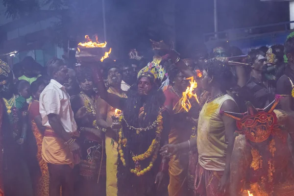 Kulashekharapatnam, Tamilnadu, Hindistan - 12 Ekim 2024: Kulasai, Hint dindar portresi boyalı yüz ve bir tarikat karakteri gibi giyinmiş kulasai dasara festivalinin gece ayinlerini gerçekleştirmek için.