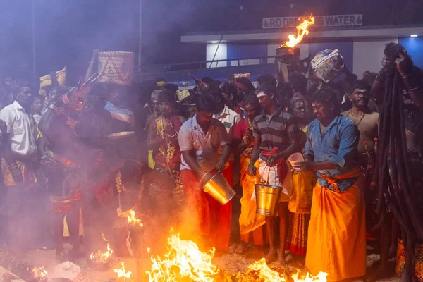 Kulashekharapatnam, Tamilnadu, Hindistan - 12 Ekim 2024: Kulasai, Hint dindar portresi boyalı yüz ve bir tarikat karakteri gibi giyinmiş kulasai dasara festivalinin gece ayinlerini gerçekleştirmek için.