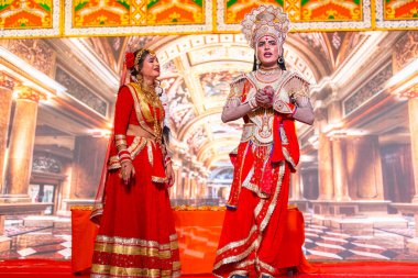 Gaziabad, Uttar Pradesh, Hindistan - 5 Ekim 2024: Hintli sanatçılar Ramlila 'da Ramsehra Festivali' nde diğer ramayana karakterleriyle birlikte Hindu tanrı ram karakterini canlandırıyorlar..