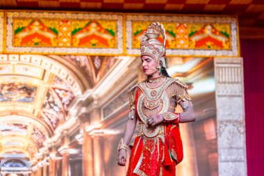 Gaziabad, Uttar Pradesh, Hindistan - 5 Ekim 2024: Hintli sanatçılar Ramlila 'da Ramsehra Festivali' nde diğer ramayana karakterleriyle birlikte Hindu tanrı ram karakterini canlandırıyorlar..