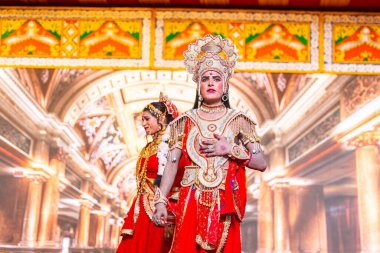 Gaziabad, Uttar Pradesh, Hindistan - 5 Ekim 2024: Hintli sanatçılar Ramlila 'da Ramsehra Festivali' nde diğer ramayana karakterleriyle birlikte Hindu tanrı ram karakterini canlandırıyorlar..