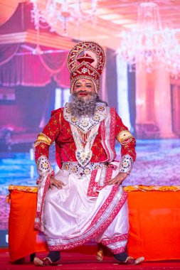 Gaziabad, Uttar Pradesh, Hindistan - 5 Ekim 2024: Hintli sanatçılar Ramlila 'da Ramsehra Festivali' nde diğer ramayana karakterleriyle birlikte Hindu tanrı ram karakterini canlandırıyorlar..