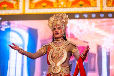 Gaziabad, Uttar Pradesh, Hindistan - 5 Ekim 2024: Hintli sanatçılar Ramlila 'da Ramsehra Festivali' nde diğer ramayana karakterleriyle birlikte Hindu tanrı ram karakterini canlandırıyorlar..