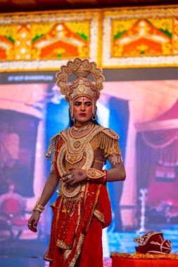 Gaziabad, Uttar Pradesh, Hindistan - 5 Ekim 2024: Hintli sanatçılar Ramlila 'da Ramsehra Festivali' nde diğer ramayana karakterleriyle birlikte Hindu tanrı ram karakterini canlandırıyorlar..