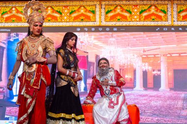 Gaziabad, Uttar Pradesh, Hindistan - 5 Ekim 2024: Hintli sanatçılar Ramlila 'da Ramsehra Festivali' nde diğer ramayana karakterleriyle birlikte Hindu tanrı ram karakterini canlandırıyorlar..