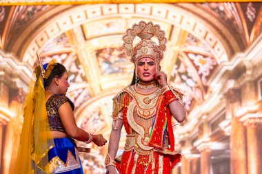 Gaziabad, Uttar Pradesh, Hindistan - 5 Ekim 2024: Hintli sanatçılar Ramlila 'da Ramsehra Festivali' nde diğer ramayana karakterleriyle birlikte Hindu tanrı ram karakterini canlandırıyorlar..