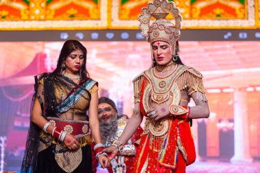 Gaziabad, Uttar Pradesh, Hindistan - 5 Ekim 2024: Hintli sanatçılar Ramlila 'da Ramsehra Festivali' nde diğer ramayana karakterleriyle birlikte Hindu tanrı ram karakterini canlandırıyorlar..