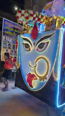 Gaziabad, Uttar Pradesh, Hindistan - 24 Temmuz 2025: Hindu dindarının maha shivratri festivali sırasında kutsal Ganga suyu ve Lord Shiv putu taşıyarak çıplak ayakla kanwar yatra performansı videosu.