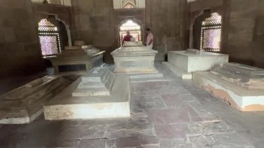 Yeni Delhi, Hindistan - 28 Şubat 2025: Humayun 'un mezarının mimari görüşü antik bina ve mezarlık. Babür İmparatoru Humayun 'un mezarı Delhi' de ziyaret etmek için popüler bir tarihi yerdir..
