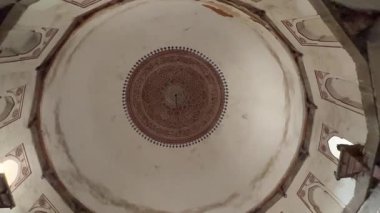 Humayun 'un Yeni Delhi' deki mezarındaki tavan kubbesinin mimari görüntüsü..