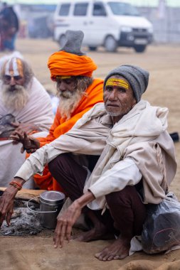Prayagraj, Uttar Pradesh, Hindistan - 15 Ocak 2025: Mahakumbh, Mahakumbh, bir grup kutsal erkek naga sadhu baba ibadeti yapmak ve ayinleri gerçekleştirmek için.