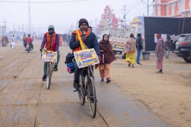 Prayagraj, Uttar Pradesh, Hindistan - 15 Ocak 2025: Mahakumbh, Paşagraj 'daki maha kumbh sahasında yürüyen kutsal insanların portresi.