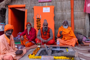 Prayagraj, Uttar Pradesh, Hindistan - 15 Ocak 2025: Mahakumbh, Mahakumbh, bir grup kutsal erkek naga sadhu baba ibadeti yapmak ve ayinleri gerçekleştirmek için.