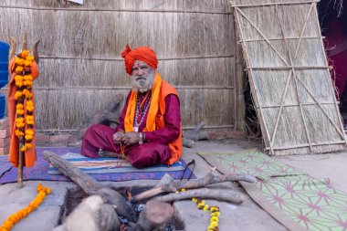 Prayagraj, Uttar Pradesh, Hindistan - 15 Ocak 2025: Mahakumbh, Mahakumbh, Kutsal Hamam ile birlikte ibadet ve ayinleri gerçekleştirmek için.