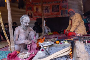 Prayagraj, Uttar Pradesh, Hindistan - 15 Ocak 2025: Mahakumbh, Mahakumbh, Kutsal Hamam ile birlikte ibadet ve ayinleri gerçekleştirmek için.