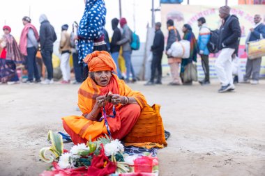 Prayagraj, Uttar Pradesh, Hindistan - 15 Ocak 2025: Mahakumbh, Mahakumbh, Kutsal Hamam ile birlikte ibadet ve ayinleri gerçekleştirmek için.