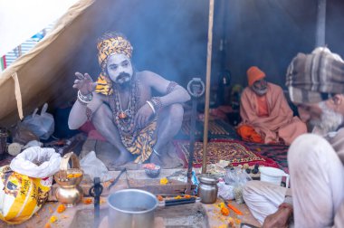 Prayagraj, Uttar Pradesh, Hindistan - 15 Ocak 2025: Mahakumbh, Mahakumbh, Kutsal Hamam ile birlikte ibadet ve ayinleri gerçekleştirmek için.