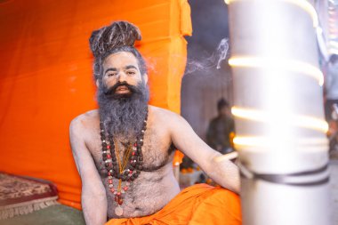 Prayagraj, Uttar Pradesh, Hindistan - 15 Ocak 2025: Mahakumbh, Mahakumbh, Kutsal Hamam ile birlikte ibadet ve ayinleri gerçekleştirmek için.