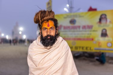 Prayagraj, Uttar Pradesh, Hindistan - 15 Ocak 2025: Mahakumbh, Mahakumbh, Kutsal Hamam ile birlikte ibadet ve ayinleri gerçekleştirmek için.
