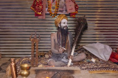 Prayagraj, Uttar Pradesh, Hindistan - 15 Ocak 2025: Mahakumbh, Mahakumbh, Kutsal Hamam ile birlikte ibadet ve ayinleri gerçekleştirmek için.