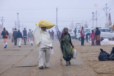 Prayagraj, Uttar Pradesh, Hindistan - 15 Ocak 2025: Mahakumbh, Paşagraj 'daki maha kumbh sahasında yürüyen kutsal insanların portresi.