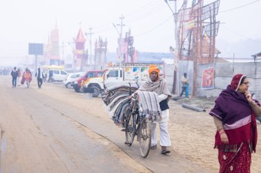 Prayagraj, Uttar Pradesh, Hindistan - 15 Ocak 2025: Mahakumbh, Paşagraj 'daki maha kumbh sahasında yürüyen kutsal insanların portresi.
