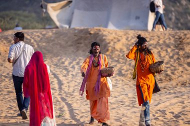 Puşkar, Rajasthan, Hindistan - 10 Kasım 2024: Geleneksel giysili bir Rajasthani insanının portresi.