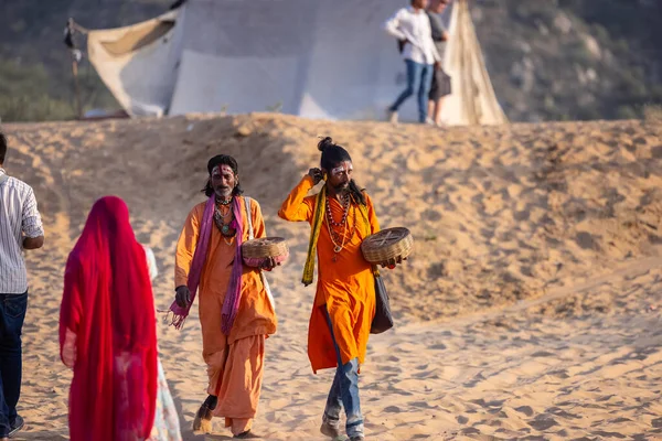 Puşkar, Rajasthan, Hindistan - 10 Kasım 2024: Geleneksel giysili bir Rajasthani insanının portresi.